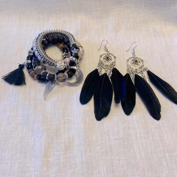 Boho Jewelry Set 4 pc Bracelet Earrings Black Silver 2 Charms Feathers Bohemian - Picture 1 of 5